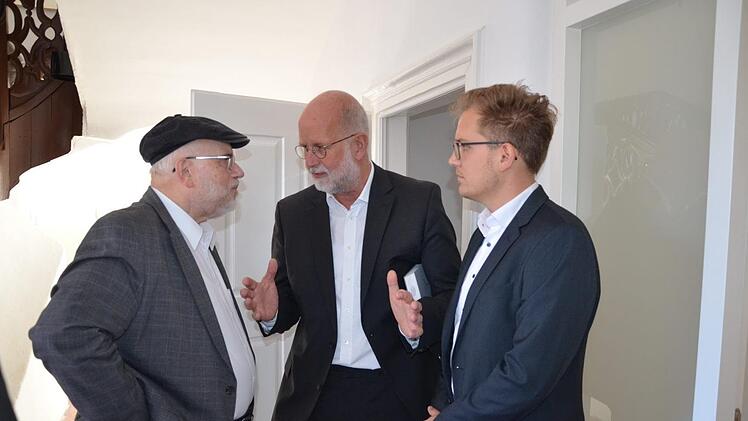 Architekt Christoph Gatz (Mitte) im Gespräch mit Pfarrer Friedrich Schmitt (links im Bild) und Sebastian Schmidt vom Büro Gatz (rechts im Bild).