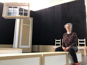 Das Bühnenbild ist auf der Freilichtbühne aufgestellt, die Proben zu "Honig im Kopf" können beginnen. Theaterchefin Anne Maar ist froh, dass die Arbeit endlich wieder in die gewohnte Spur kommt, wenn auch nur schrittweise.  Foto: Gerhild Ahnert