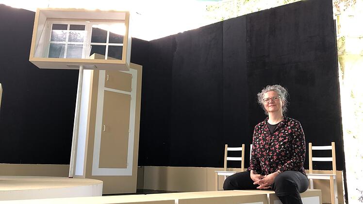 Das Bühnenbild ist auf der Freilichtbühne aufgestellt, die Proben zu "Honig im Kopf" können beginnen. Theaterchefin Anne Maar ist froh, dass die Arbeit endlich wieder in die gewohnte Spur kommt, wenn auch nur schrittweise.  Foto: Gerhild Ahnert