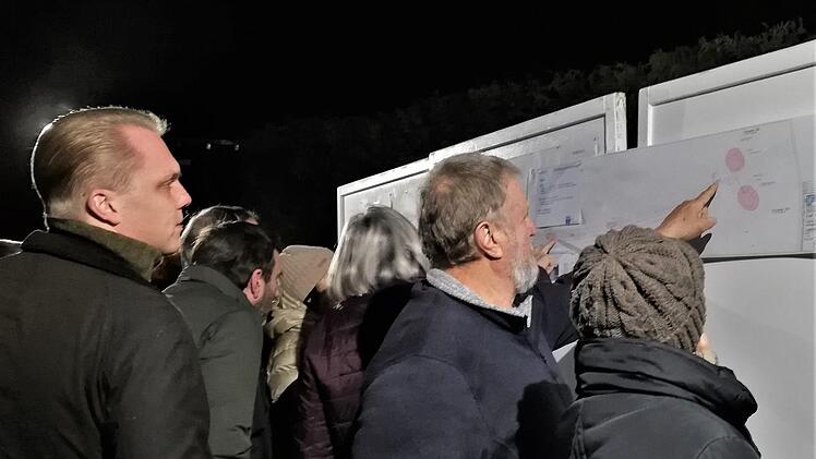 Anwohner im Rasenweg diskutierten die von der Stadt geplanten Schutzmaßnahmen gegen Überflutung. Foto: Sigismund von Dobschütz