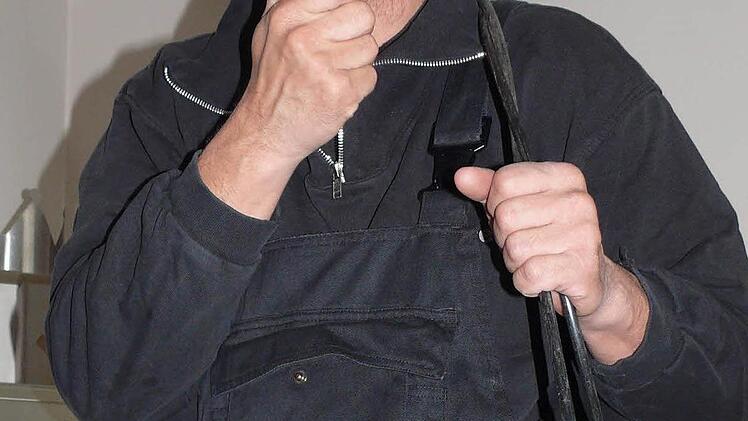 Kaminkehrermeister Markus Streit sieht und hört viel, wenn er bei seinen Kunden unterwegs ist. Nichts davon verlässt jedoch die Privaträume der Menschen. Foto: Karina Brock