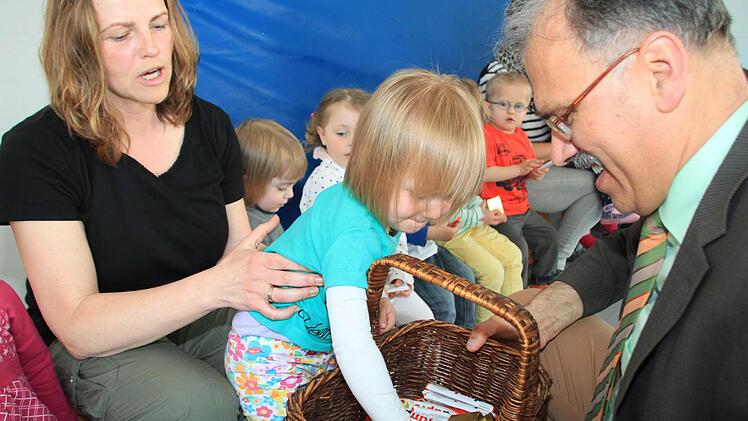 Die Kinder haben für Bürgermeister Johannes Wegner ein Bild gemalt. Foto: Heike Beudert