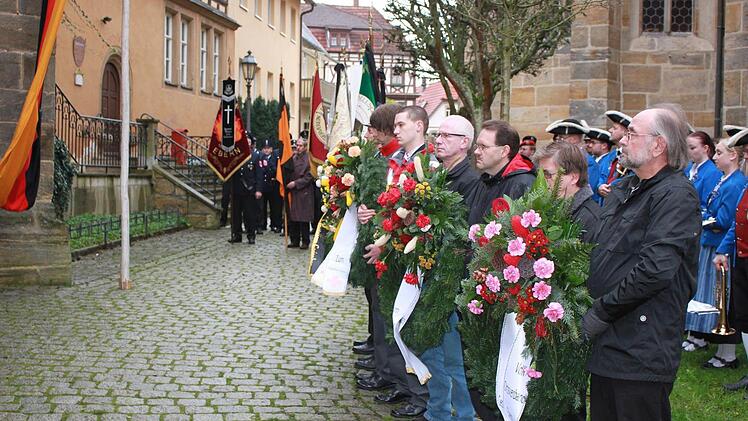 Die Fahnenabordnungen Foto: Katharina Becht