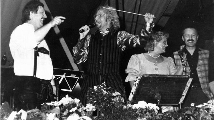Für jeden Spaß zu haben: Beim Kulmbacher Bierfest im Jahr 1997 nimmt Thomas Gottschalk den Taktstock in die Hand und dirigiert die Bierfestkapelle. Foto: Bayerische Rundschau