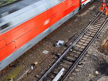 Trotz aller Einwendungen von Seiten der Gemeinde errichtet die Bahn im Zuge der ICE-Trasse eine Brücke. Ein Fachanwalt soll den Gemeinderat über das weitere Vorgehen informieren. Foto: Jens Büttner/dpa