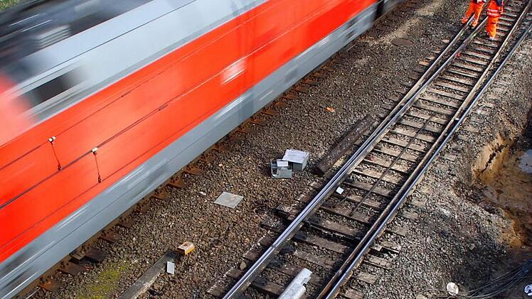 Trotz aller Einwendungen von Seiten der Gemeinde errichtet die Bahn im Zuge der ICE-Trasse eine Brücke. Ein Fachanwalt soll den Gemeinderat über das weitere Vorgehen informieren. Foto: Jens Büttner/dpa