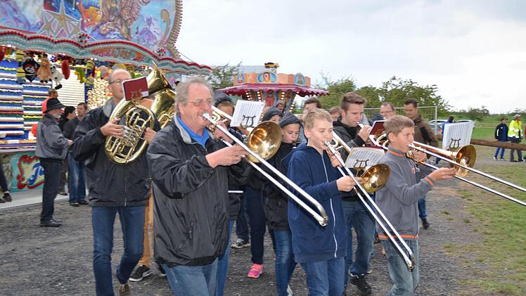 Mit Pauken und Trompeten: Das Aufstellen des Plobaumes wird musikalisch von der Bläservereinigung Burkarsdroth begleitet und sorgen für die richtige Stimmung. Foto: Kathrin Kupka-Hahn