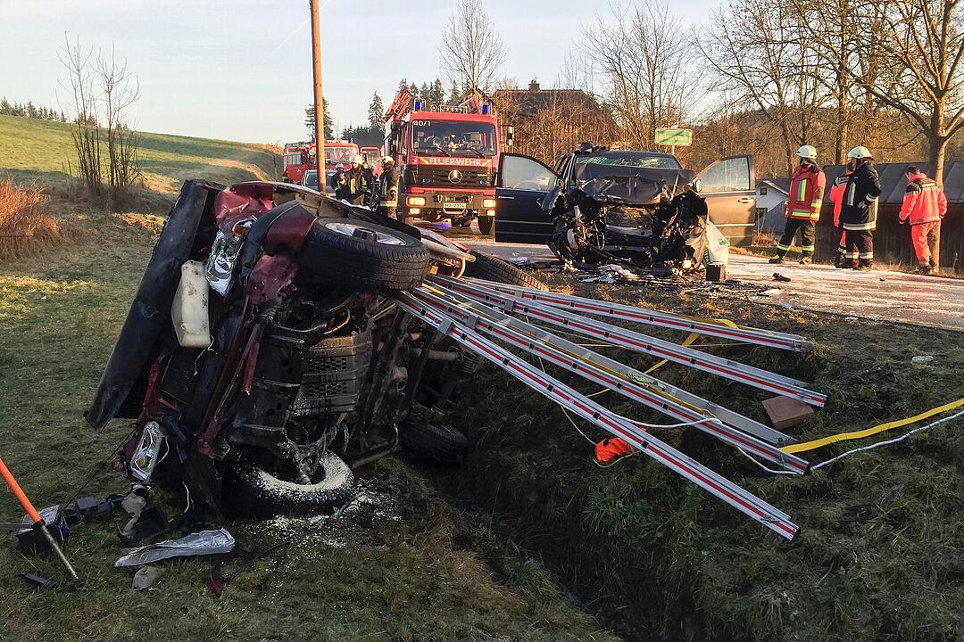 Erstes Bild: Mehrere Verletzte nach Glatteisunfall