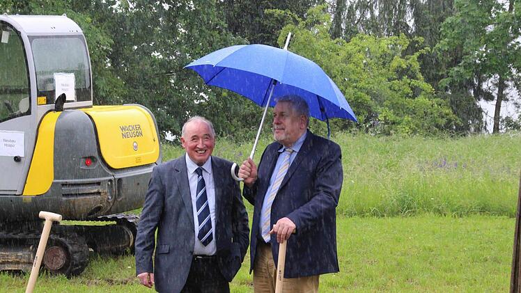 Freuen sich trotz Regen: Caritas-Geschäftsführer Richard Reich (links) und OB Norbert Tessmer. Foto: Simone Bastian