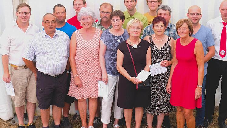 Ehrung langjähriger Mitgliedschaften im Sportverein Rot-Weiß Obererthal. Foto: Gerd Schaar