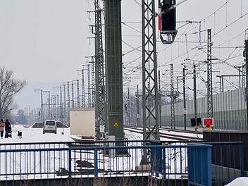 Spuren sicherte die Polizei auch entlang der Bahnstrecke bei Zapfendorf. Foto: Ronald Rinklef