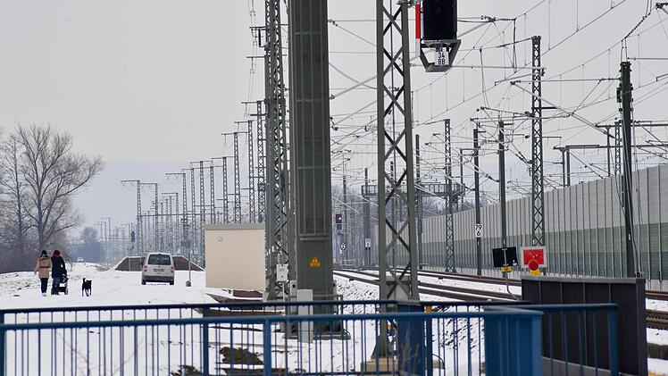 Spuren sicherte die Polizei auch entlang der Bahnstrecke bei Zapfendorf. Foto: Ronald Rinklef
