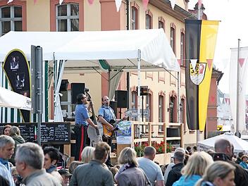 Ausgelassene Stimmung in der Scheßlitzer Hauptstraße am "Biergenuss"-Sonntag 2015. Foto: Timo Stöhr
