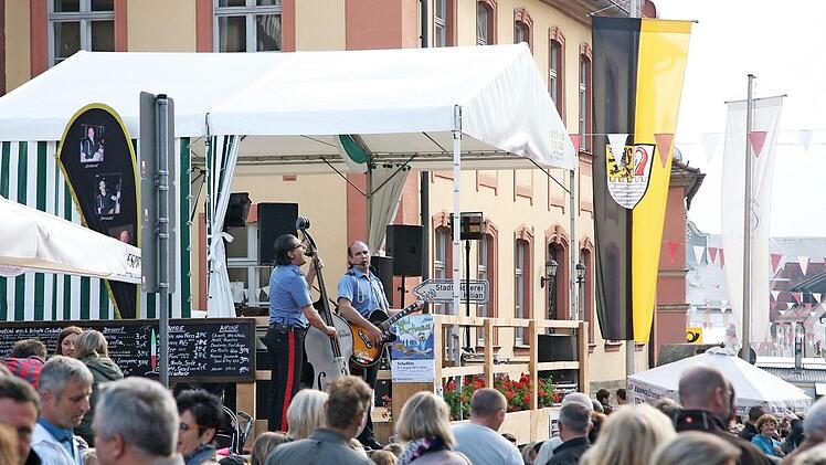 Ausgelassene Stimmung in der Scheßlitzer Hauptstraße am "Biergenuss"-Sonntag 2015. Foto: Timo Stöhr