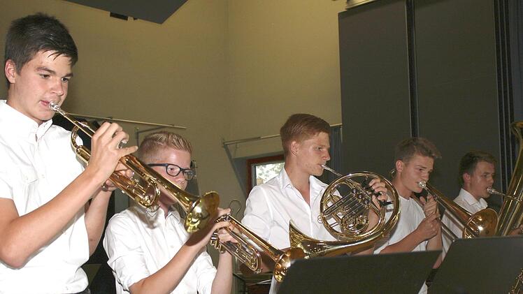 Eines der Glanzlichter bei der Sommerserenade des Haßfurter Gymnasiums: Ein neues Bläserquintett mit (von links) Nils Hacker, Dominik Betz, Tristan Klement, Felix Wirth und Jakob Sehrig mit "Pirates of the Carribean".