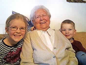 Maria Schmitt mit den Urenkeln Antonia und Toni  Foto: Franz Galster