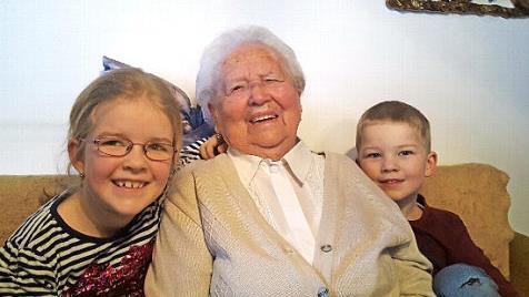 Maria Schmitt mit den Urenkeln Antonia und Toni  Foto: Franz Galster