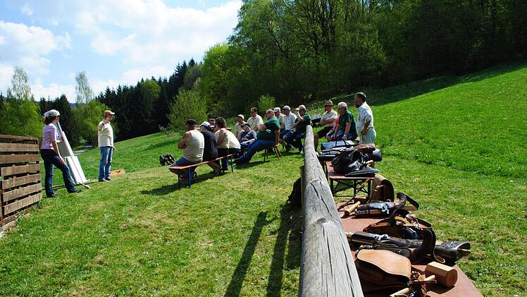 Sicherheitstraining der "Gaschtebarch Schützen" rund um den Erlenbrunnen Foto: Evelyn Schneider