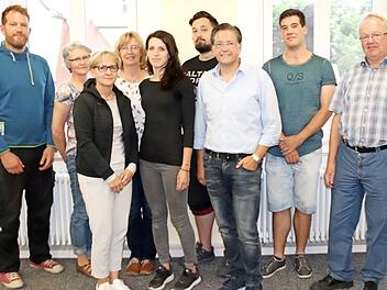 Der Vorstand des Adelsdorfer Waldkindergartenvereins (v. l.)  Matthias Ullmer, Gertrud Söhnlein, Marion Bierlein, Annette Hessel, Katrin Ullmer, Thomas Leipold, Karsten Fischkal, Tobias Kauper und Bernd Hessel Foto: Johanna Blum