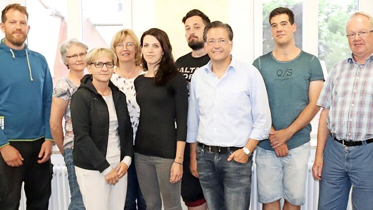 Der Vorstand des Adelsdorfer Waldkindergartenvereins (v. l.)  Matthias Ullmer, Gertrud Söhnlein, Marion Bierlein, Annette Hessel, Katrin Ullmer, Thomas Leipold, Karsten Fischkal, Tobias Kauper und Bernd Hessel Foto: Johanna Blum