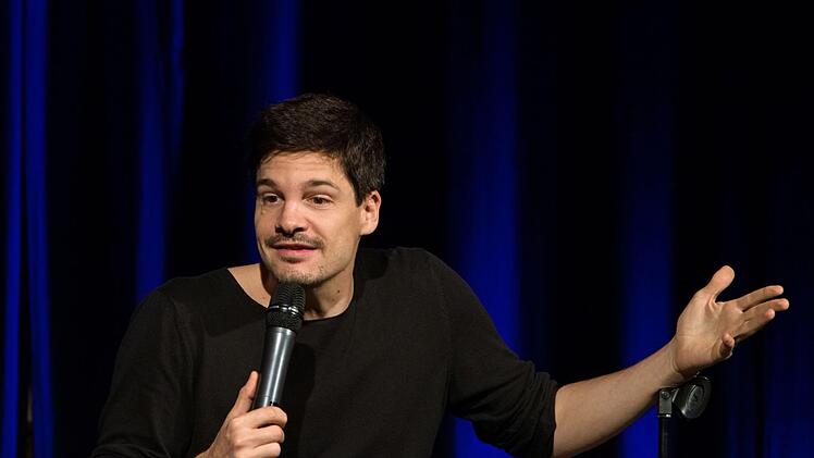 Erheiternder Blick in den Spiegel: Alain Frei gastierte erstmals in Coburg.Foto: Jochen Berger