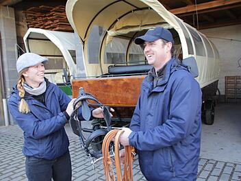 Nina und Alfred Hock vor ihrer neuesten Kutsche, die auch vier Scheibenbremsen  hat.  Foto: Andreas Dorsch