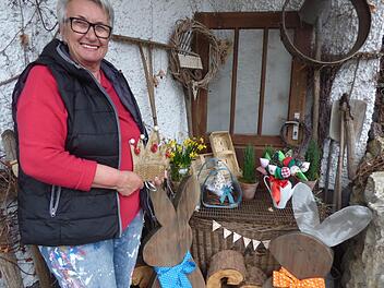 Carola Kuhn mit ein paar ihrer selbst gebastelten Osterdekorationen Foto: Thomas Weichert