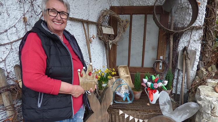 Carola Kuhn mit ein paar ihrer selbst gebastelten Osterdekorationen Foto: Thomas Weichert