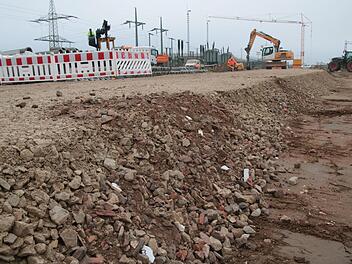 Im Zuge des ICE-Ausbaus werden in Eggolsheim die Wege neben der Bahn mit recyceltem Bauschutt hergestellt.  Foto: Josef Hofbauer