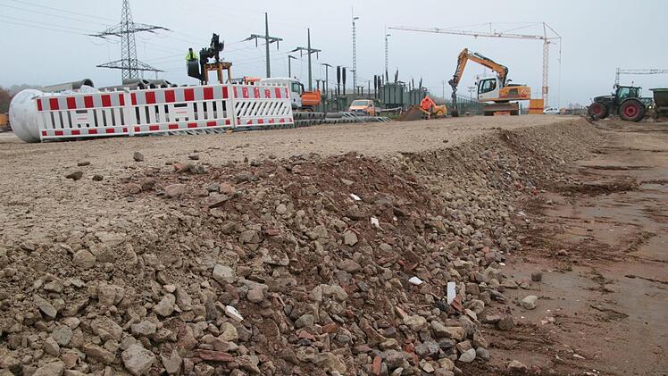 Im Zuge des ICE-Ausbaus werden in Eggolsheim die Wege neben der Bahn mit recyceltem Bauschutt hergestellt.  Foto: Josef Hofbauer