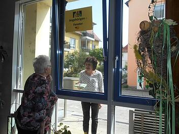 Besser als nichts: Im Seniorenheim in Hallstadt können Bewohner und Angehörige über eine Trennscheibe miteinander sprechen.  Foto: St. Kilian