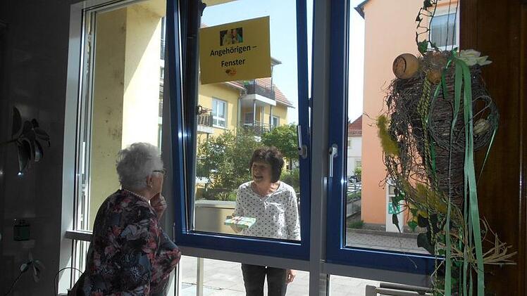 Besser als nichts: Im Seniorenheim in Hallstadt können Bewohner und Angehörige über eine Trennscheibe miteinander sprechen.  Foto: St. Kilian