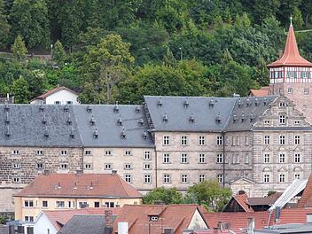 Zwischen Rotem Turm, Stadtmauer und Wohngebäuden in der historischen Altstadt Kulmbachs schmiegt sich der Barockbau des Langheimer Amtshofs an den Burgberg. Für die Feuerwehr wäre ein Brand hier eine echte Herausforderung. Eine modernisierte automatische Brandmeldeanlage soll nun mehr Sicherheit bringen.Holger Peilnsteiner