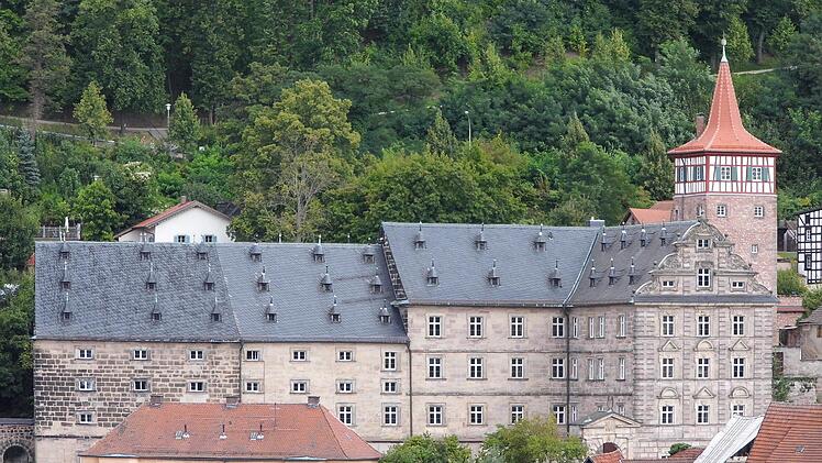 Zwischen Rotem Turm, Stadtmauer und Wohngebäuden in der historischen Altstadt Kulmbachs schmiegt sich der Barockbau des Langheimer Amtshofs an den Burgberg. Für die Feuerwehr wäre ein Brand hier eine echte Herausforderung. Eine modernisierte automatische Brandmeldeanlage soll nun mehr Sicherheit bringen.Holger Peilnsteiner