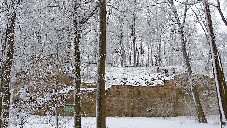 Viel ist von der Zabelstein-Burg nicht mehr übrig. Aber die Mauern und weiteren Ruinenteile lassen erahnen, wie die Anlage einst ausgesehen hat.