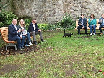 Naherholung, Konzerte, Theater und Feste sind jetzt in den alten Mauern möglich, in denen einst Mönche ihr Gemüse anbauten - und wohl auch schon früher Katzen unterwegs waren. Darauf stoßen (v.l.) Landrat Thomas Bold, Bernadette Roßberg, Bürgermei...