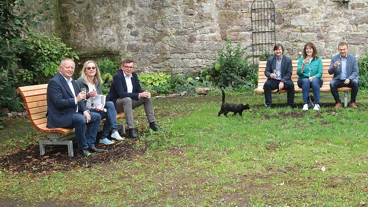 Naherholung, Konzerte, Theater und Feste sind jetzt in den alten Mauern möglich, in denen einst Mönche ihr Gemüse anbauten - und wohl auch schon früher Katzen unterwegs waren. Darauf stoßen (v.l.) Landrat Thomas Bold, Bernadette Roßberg, Bürgermei...