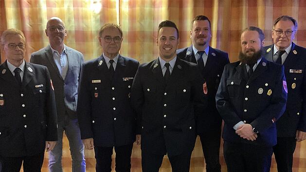 Neuwahlen bei der Freiwilligen Feuerwehr Wildflecken (von links): Harry Sch&auml;fer (bisher 2. Kommandant), B&uuml;rgermeister Gerd Kleinhenz, Georg Helfrich (bisher 1. Kommandant), Daniel Kleinheinz (neuer 1. Kommandant), Patrick Str&ouml;mel (neuer 2. Kommand...