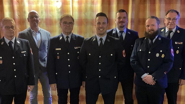 Neuwahlen bei der Freiwilligen Feuerwehr Wildflecken (von links): Harry Schäfer (bisher 2. Kommandant), Bürgermeister Gerd Kleinhenz, Georg Helfrich (bisher 1. Kommandant), Daniel Kleinheinz (neuer 1. Kommandant), Patrick Strömel (neuer 2. Kommand...