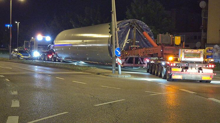 Ansbach: Schwertransport mit Turm blockiert bei Missgeschick Verkehr