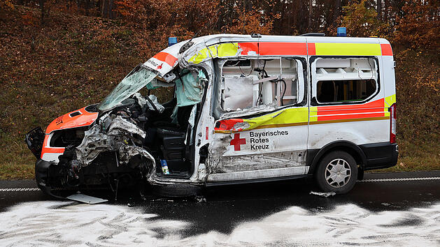 Alzenau: Krankenwagen kracht in Sattelzug - 19-Jähriger schwer verletzt