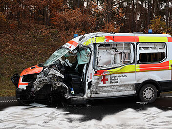 Alzenau: Krankenwagen kracht in Sattelzug - 19-Jähriger schwer verletzt