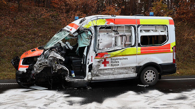 Alzenau: Rettungswagen kracht in Sattelzug - 19-Jähriger schwer verletzt
