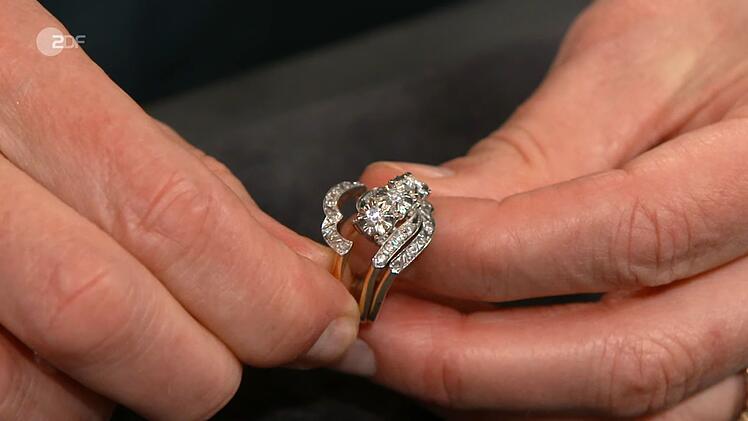 "Es sieht so aus, als w&auml;ren es drei Ringe, aber in Wahrheit werden die drei Ringe zusammen getragen und erscheinen dann wie ein Ring", sagte Heide Rezepa-Zabel.