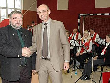 Bürgermeister Axel Beyer aus Hellingen (links) heißt seinen Amtskollegen Bürgermeister Wilhelm Schneider aus Maroldsweisach (rechts) zur gemeinsamen Wiedervereinigungsfeier, die abwechselnd in beiden Gemeinden ausgerichtet werden, willkommen. Foto: Gerhard Schmidt
