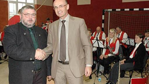 Bürgermeister Axel Beyer aus Hellingen (links) heißt seinen Amtskollegen Bürgermeister Wilhelm Schneider aus Maroldsweisach (rechts) zur gemeinsamen Wiedervereinigungsfeier, die abwechselnd in beiden Gemeinden ausgerichtet werden, willkommen. Foto: Gerhard Schmidt