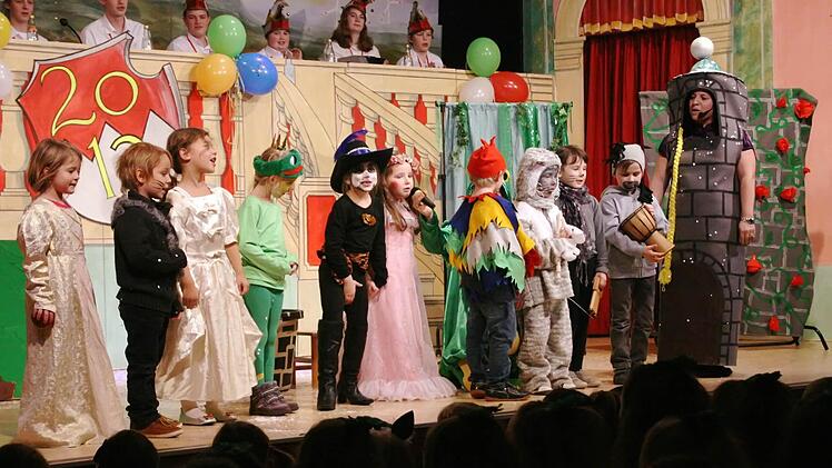 Der Kindergarten "Purzelbaum" aus Giech bei seinem Auftritt. Fotos: privat