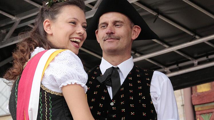 Bierkönigin Laura kann auch Volkstanz.