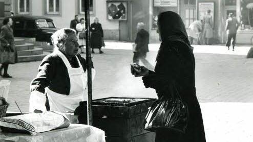 Früher gab es Bratwurst pur in Kulmbach: Ein Handwagen, ein Grill und eine Tüte für die Bratwurststollen mussten reichen, wie unsere historische Aufnahme vom Marktplatz zeigt. Foto: Archiv