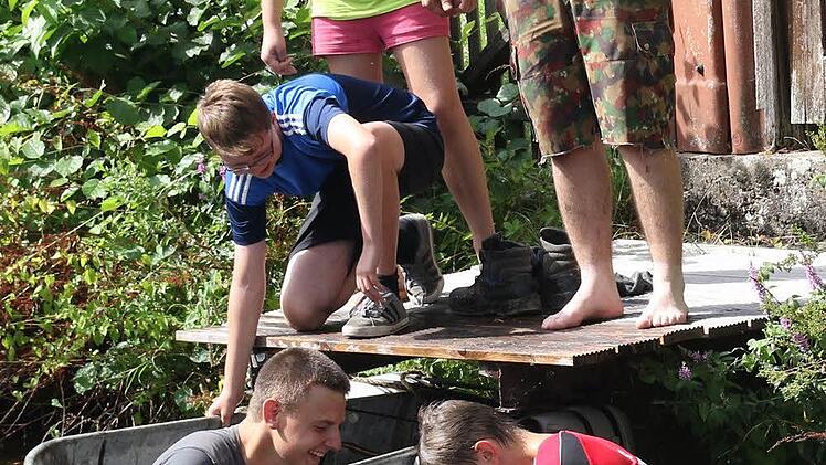Das Einsteigen in den Saugtrog war trotz eines Stegs nicht einfach. Foto: Michael Stelzner